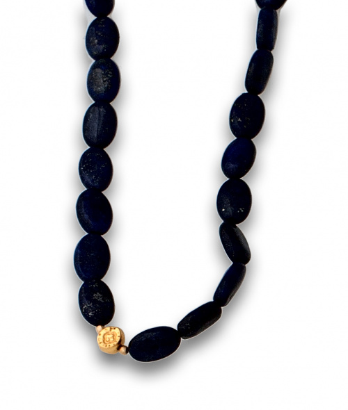 Collar largo de cuentas ovaladas de lapislázuli con entrepi