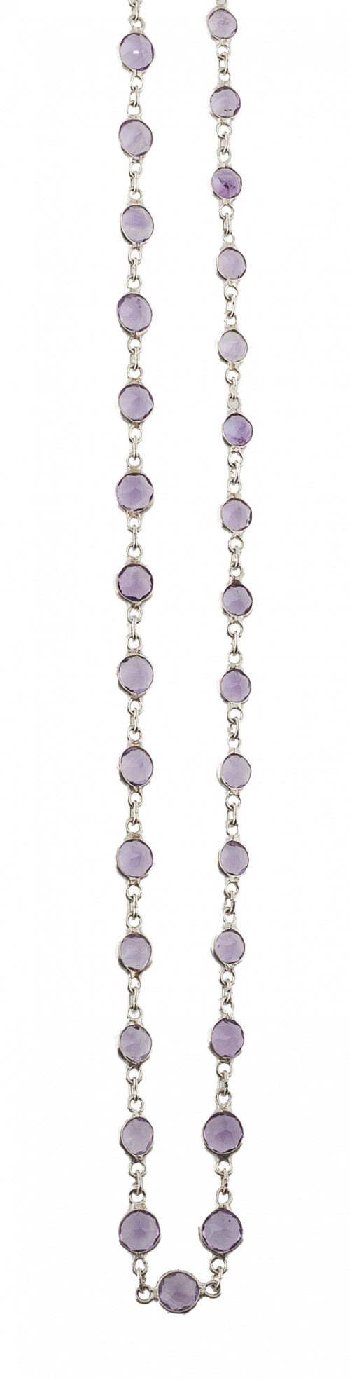Gargantilla larga de amatistas de talla redonda alternas co