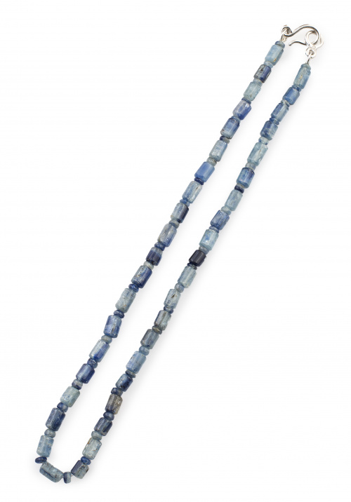 Gargantilla de cuentas de cianitas cilíndricas y esféricas 
