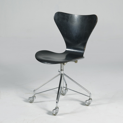 Arne Jacobsen para Fritz Hansen, silla de la Serie 7  en m