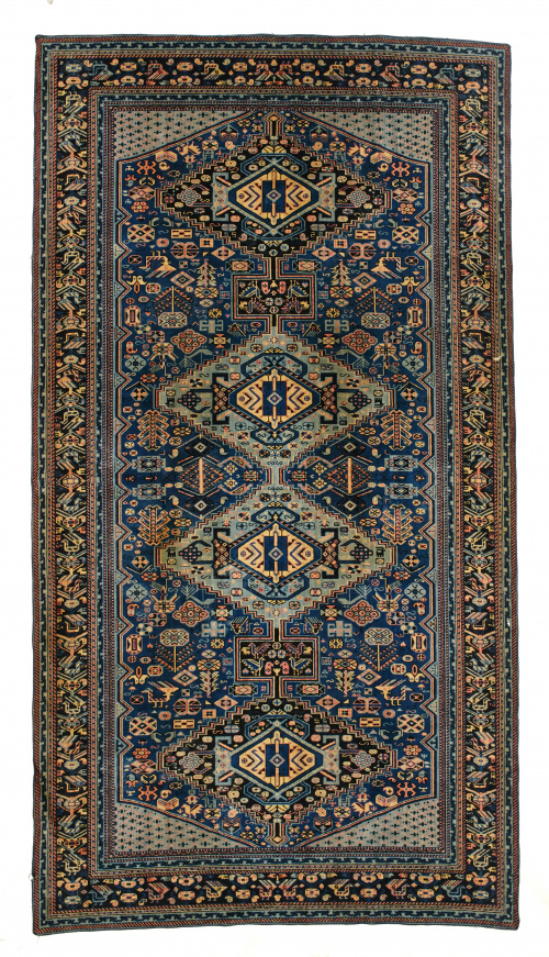 Alfombra en seda con campo azul y geométrica.Persia, pp. d