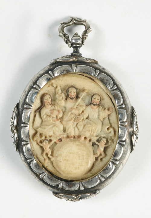 Medallón devocional de marfil tallado y policromado; en el 