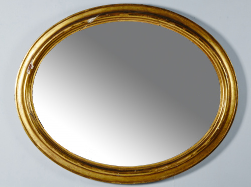 Espejo ovalado en madera tallada y dorada, ff. del S. XIX.