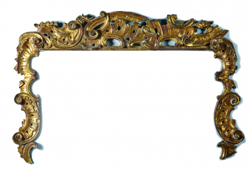 Fragmento de retablo rococó en madera tallada y dorada.Tra