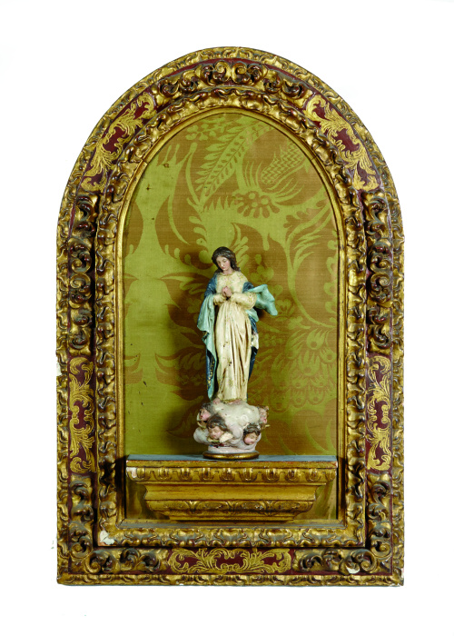 Marco Carlos II en madera tallada, policromada y estofada.