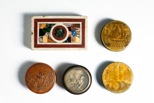 Caja en pasta simulando carey, con un grabado de la familia