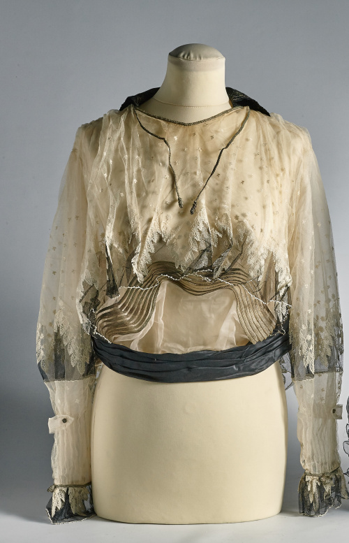 Chaqueta en tul de seda natural con hojas bordadas, h. 1900.