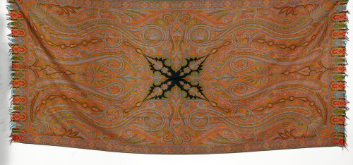 Mantón en lana con motivos de cachemira o “paisley”.Trabaj