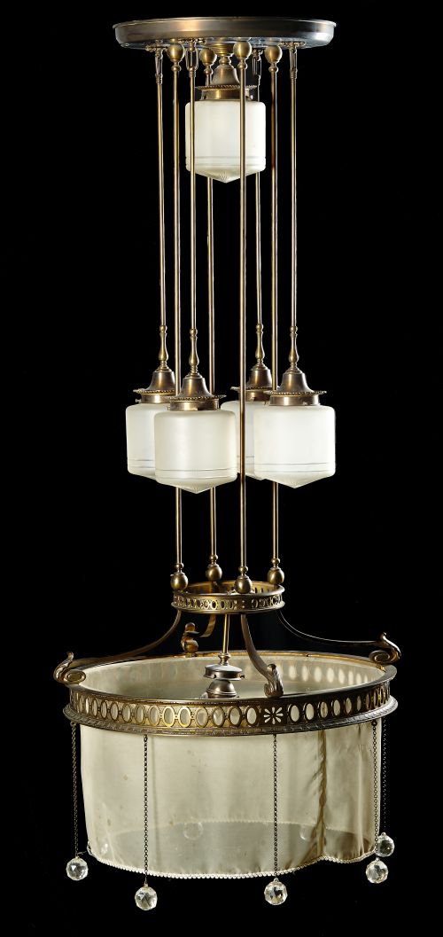 Lámpara decó de metal y cuatro globos de cristal.Años 20 