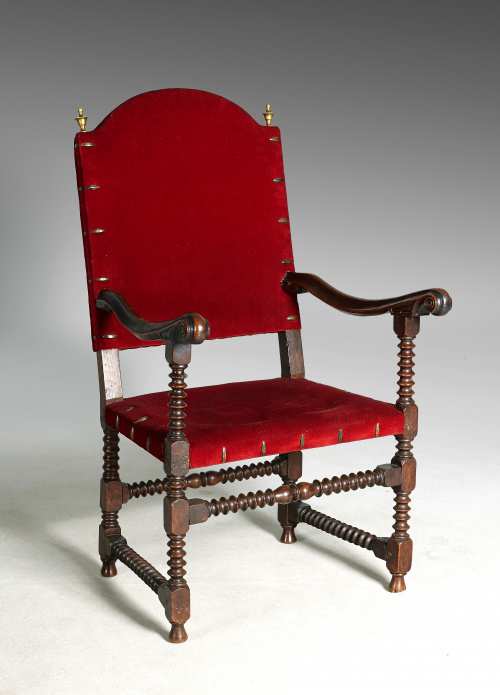 Butaca barroca de madera de nogal tallada.Trabajo español,