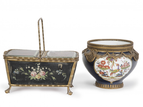 Macetero en porcelana esmaltada en azul con cartelas pintad