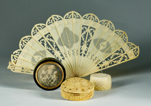 Abanico de baraja con varillaje y padrones de hueso con dec