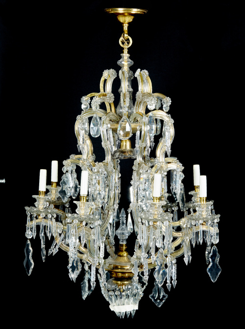 Lámpara en bronce y cristal, de ocho brazos, decorada a bas