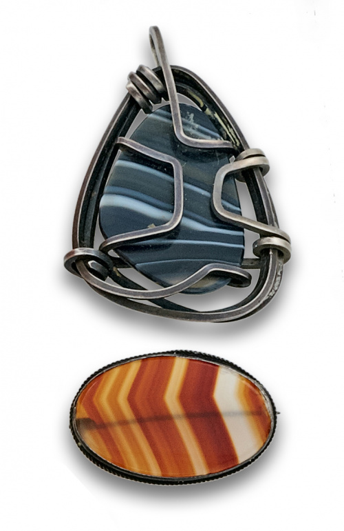 Lote de dos colgantes con ágatas bandeadas .