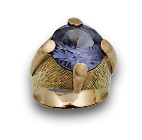 Sortija años 30 con amatista coronando montura elevada en o