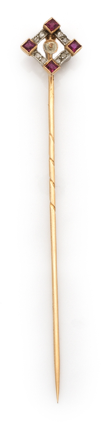 Alfiler Art-Decó con rubíes y diamantes formando un cuadrad