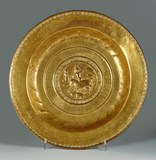 Plato limosnero en cobre, decorado con gallones y San Jorge