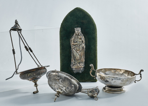 “Virgen con niño” en plata moldeada y repujada.Francia, S.