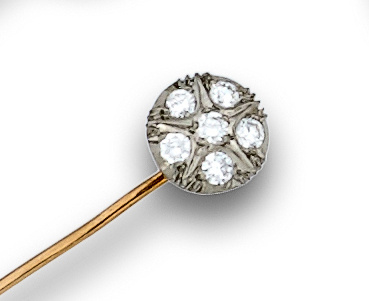 Alfiler con rosetón de brillantes en oro de 18K.
