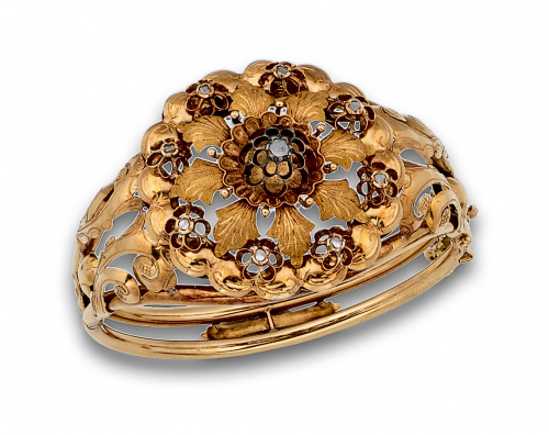 Brazalete rígido Isabelino con diamantes ,y gran flor calad