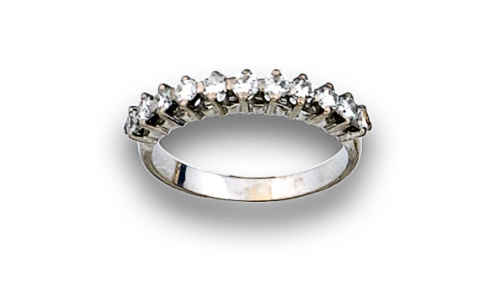 Sortija media alianza de brillantes en oro blanco de 18K.