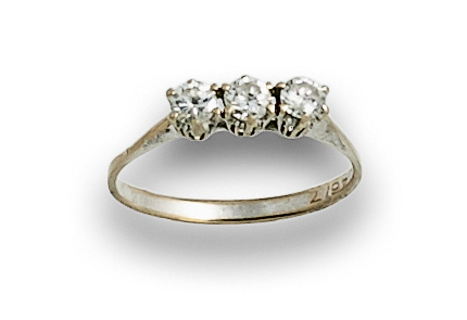 Sortija tresillo de brillantes que suman 0,50 ctes aprox.