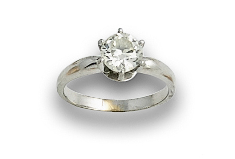 Sortija con circonita en oro blanco de 18K.