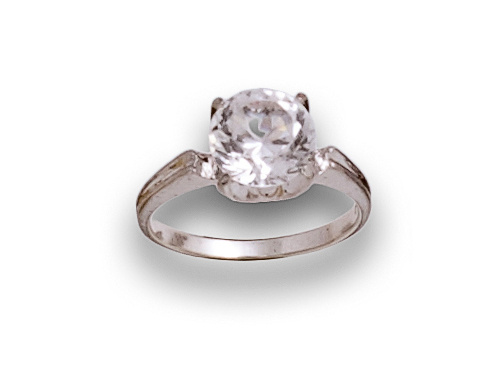 Sortija con circonita en montura de garra alta de plata.