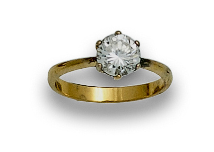 Sortija con circonita en montura de oro de 18K.