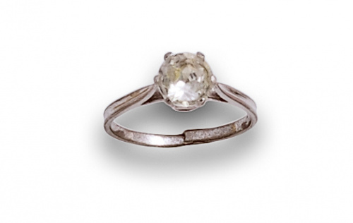 Sortija con circonita en aro abierto de plata.