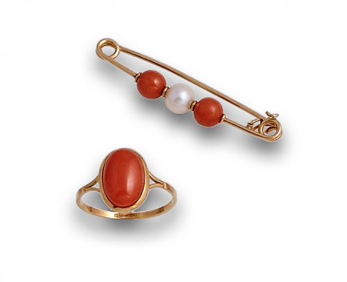 Lote de alfiler con perla y coral ,y anillo con cabuchón de