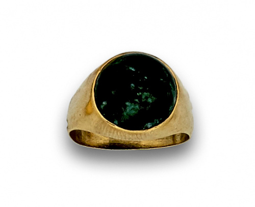 Sortija con cabuchón de malaquita en oro de 14K.