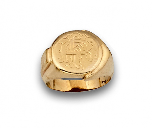 Sortija con sello grabado en oro de 14K.