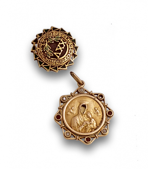 Lote de cuatro piezas en oro de 18K.