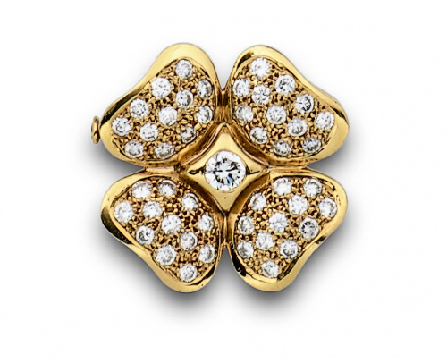 Broche flor cuajado de brillantes en oro amarillo de 18K.