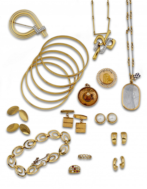 Gemelos con pieza cuadrada con iniciales” fm” en oro de 18K.