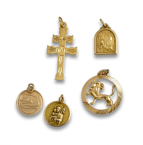 Lote de cinco colgantes en oro de 18K.