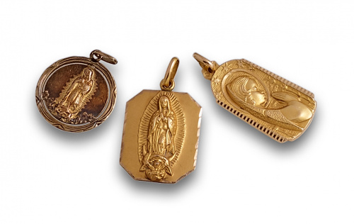 Lote de tres medallas colgantes,dos de ellas de Virgen de G