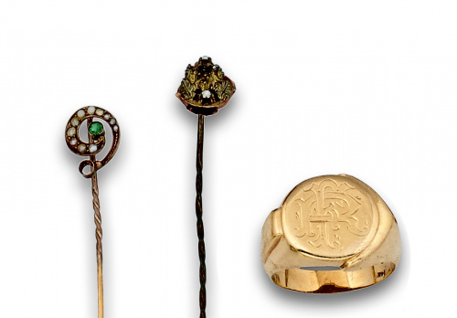 Lote de Sortija sello y dos alfileres de corbata de pp. s. 