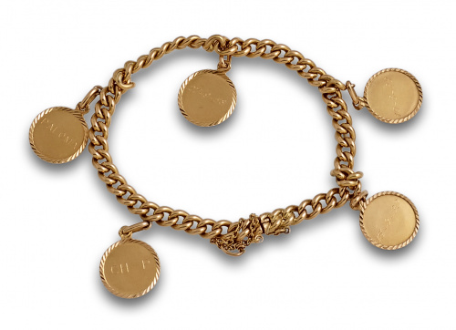 Pulsera de cadena barbada con cinco medallas grabadas colga