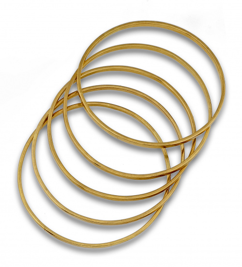 Cinco pulseras de aro rígido en oro liso de 18K.