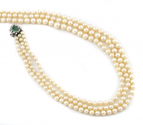 Collar largo de tres hilos de perlas cultivadas con cierre 