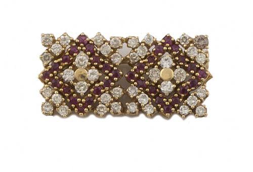 Broche rectangular con rombos de rubíes sobre fondo cuajado
