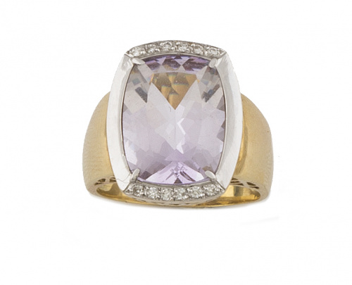 Sortija con amatista oval entre dos bandas de brillantes en