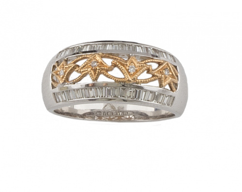 Sortija con frente calado de oro rosa entre bandas de bague