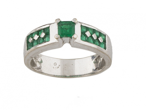 Sortija con esmeraldas colombianas de intenso color talla c