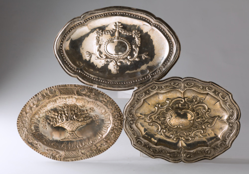 Fuente oval en plata repujada, con decoración de una cesta 