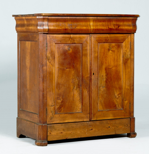 Armario bajo Luis Felipe en nogal.Trabajo francés, S. XIX.