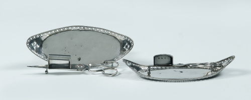 Pareja de despabiladeras con salvillas en plata.Las salvil