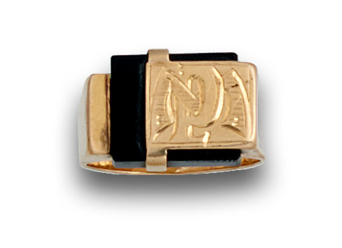 Anillo sello en oro con ónix y letras grabadas.